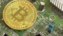 Kryptoboháči schudobneli. Cena bitcoinu sa strmhlavo rúti nadol