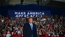 Trump naznačil, že by mu nevadilo, keby Irán zničil dve americké mestá. Jeho popularita je na historickom dne