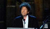 Bob Dylan si po mesiacoch prevzal Nobelovu cenu