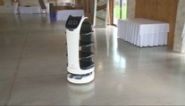 Čašníkov v gastre nahrádzajú na Slovensku roboti. Vítajú aj hostí v hoteli