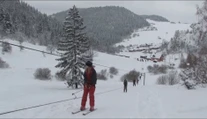 Dedinské zjazdovky pomaly zanikajú. Malé vleky hrdzavejú a ľudia preferujú veľké strediská