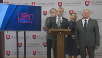 Spor o nášivku na Hlinovom saku pokračuje. Gašpar ukázal, aké by mohli nosiť poslanci Smeru