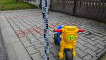 Desivá nehoda na východe Slovenska. Dieťa na odrážadle vbehlo pod auto