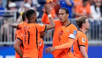 Kráľovské derby roztrhlo vrece s gólmi. Galapredstavenie Holandska vrátilo Švédov do reality