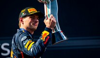 Skvelý Verstappen ešte zbrane nezložil. Po triumfe v Katare odložil rozhodnutie o titule na posledné kolo