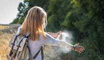 Vedci hlásia pozitívnu správu. Látka v repelente môže chrániť pred koronavírusom