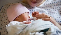 Pár podstúpil umelé oplodnenie. Radosť z narodenia dieťaťa ale vystriedal šok