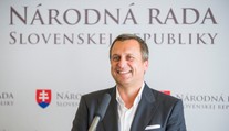 Trinásty a štrnásty plat by mali byť oslobodené od odvodov a dane