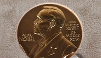 Nobelovu cenu za fyziku udelili za výskum dynamiky elektrónov