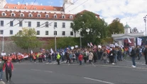 Policajti, úradníci aj opatrovateľky vyšli do ulíc. Stovky nespokojných odborárov protestovali proti konsolidácii