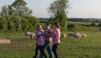 Aktivistky kradli na panstve kráľa Karola III. jahňatá, chceli ich zachrániť pred bitúnkom