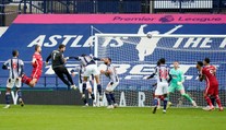 Brankár Liverpoolu rozhodol o víťazste v 95. minúte a udržal nádej na Ligu majstrov