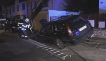V Košiciach sa prepadla zem. Auto pohltil obrovský kráter