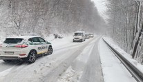 Snehová kalamita v Trenčianskom kraji. Skrížené kamióny zablokovali frekventovanú cestu