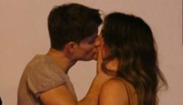 Pristihnutí v horúcom objatí: Sexy herečku nafotili s mladým zajačikom