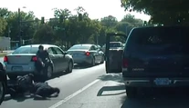 Policajtka sa pomýlila. Namiesto paralyzéra vytiahla na agresívneho vodiča pištoľ a vystrelila