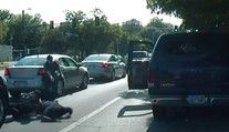 Policajtka sa pomýlila. Namiesto paralyzéra vytiahla na agresívneho vodiča pištoľ a vystrelila