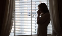 Po smrti matky prežila peklo. Ženu mali držať v byte a pripraviť ju o takmer 600-tisíc eur