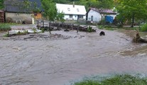 VIDEO: Stačilo pár minút a zatopilo celú obec. Vo Valaskej Belej vyhlásili mimoriadnu situáciu
