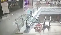 Hrozivé video: Dojča v chodítku spadlo dolu eskalátorom