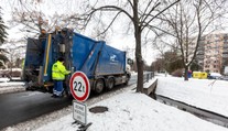 Muž prespal v kontajneri a skončil v lise smetiarskeho auta. Zachránil ho krik