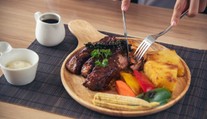 Spôsobia, že vám bude ešte teplejšie. Niektorým jedlám sa v horúčavách vyhnite