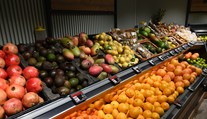 Niektoré obľúbené potraviny obsahujú prekvapivo veľa pesticídov. Vedci zverejnili rebríček