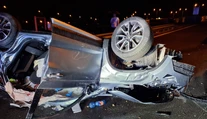 Zozadu narazil do nákladiaka, potom do zvodidiel a prevrátil sa. Na D1 zomrel vodič osobného auta (†43)