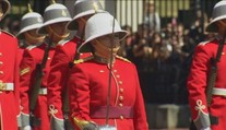 Žena-vojačka viedla prvý raz výmenu stráží pred Buckinghamským palácom v Londýne