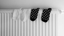 Sušíte bielizeň na radiátore? Odborníci varujú pred rizikami pre zdravie aj byt