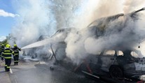 Veľký požiar na D2: Z ôsmich áut a kamióna zostali len torzá