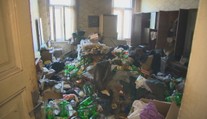 Obyvatelia bytovky sa po dlhých rokoch konečne zbavili susedovho smetiska