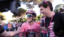 Giro ovládol Simon Yates bez jediného etapového triumfu. Záverečný deň spestrilo stretnutie s pápežom