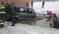 Romantika sa zmenila na katastrofu. Milenci skončili takmer v jazere
