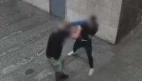 VIDEO: Český profesionálny boxer brutálne zbil náhodného muža v metre. Útok zachytila kamera