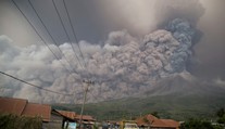 Indonézska sopka Sinabung chrlila po erupcii mohutné mračná popola
