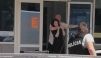Muža z rukojemníckej drámy, ktorý prepadol banku s tĺčikom na mäso, obžalovali