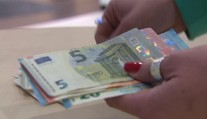 Vyššiu výplatu dostane 180-tisíc Slovákov. S minimálnou mzdou rastú aj tieto príspevky