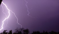 Veľká tragédia. Blesky udreli do školy, o život prišlo najmenej 11 ľudí, medzi nimi aj deti