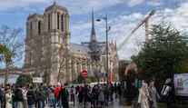 Francúzi čelili dileme, ako prejaviť rešpekt k tradícii. Držali sa pravidla, že pri Notre-Dame musí byť všetko francúzske