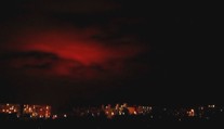 Šaľania nevedeli, čo sa deje. Na oblohe sa zjavila záhadná červená žiara