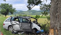 Tragická nehoda pri Turčianskych Tepliciach. Vodič náraz do stromu neprežil