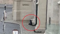 Figurína so zbraňou v Bratislave: Polícia prosí verejnosť o spoluprácu