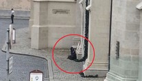 Figurína so zbraňou v Bratislave: Polícia prosí verejnosť o spoluprácu