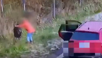 VIDEO: Seniorka sa s tým nekašľala, komentuje polícia. Zastavila na zjazde z diaľnice a vysypala tam odpad