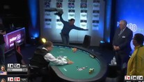 VIDEO: Nehovor hop, kým nepreskočíš. Hráč pokru začal tancovať, potom mu spadla sánka