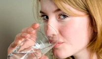 Horúca voda ako zázrak pre zdravie: Skutočne pomáha na chudnutie, pleť a bolesti?