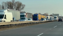 Vodiči smerujúci do Bratislavy sa musia obaliť trpezlivosťou. Na D1 sa zrazili tri autá