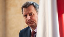Danko "nepúšťa" Cséfalvayovú do zahraničia. Je za tým jej kritika šéfa SNS?