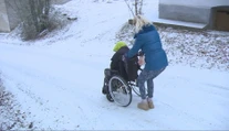 Ján je roky pripútaný na vozík, aj prechádzka je utrpením. Poisťovňa mu odmietla preplatiť dôležitú pomôcku